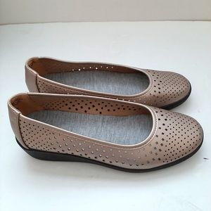 Basic Editions Golden Metallic Shoes